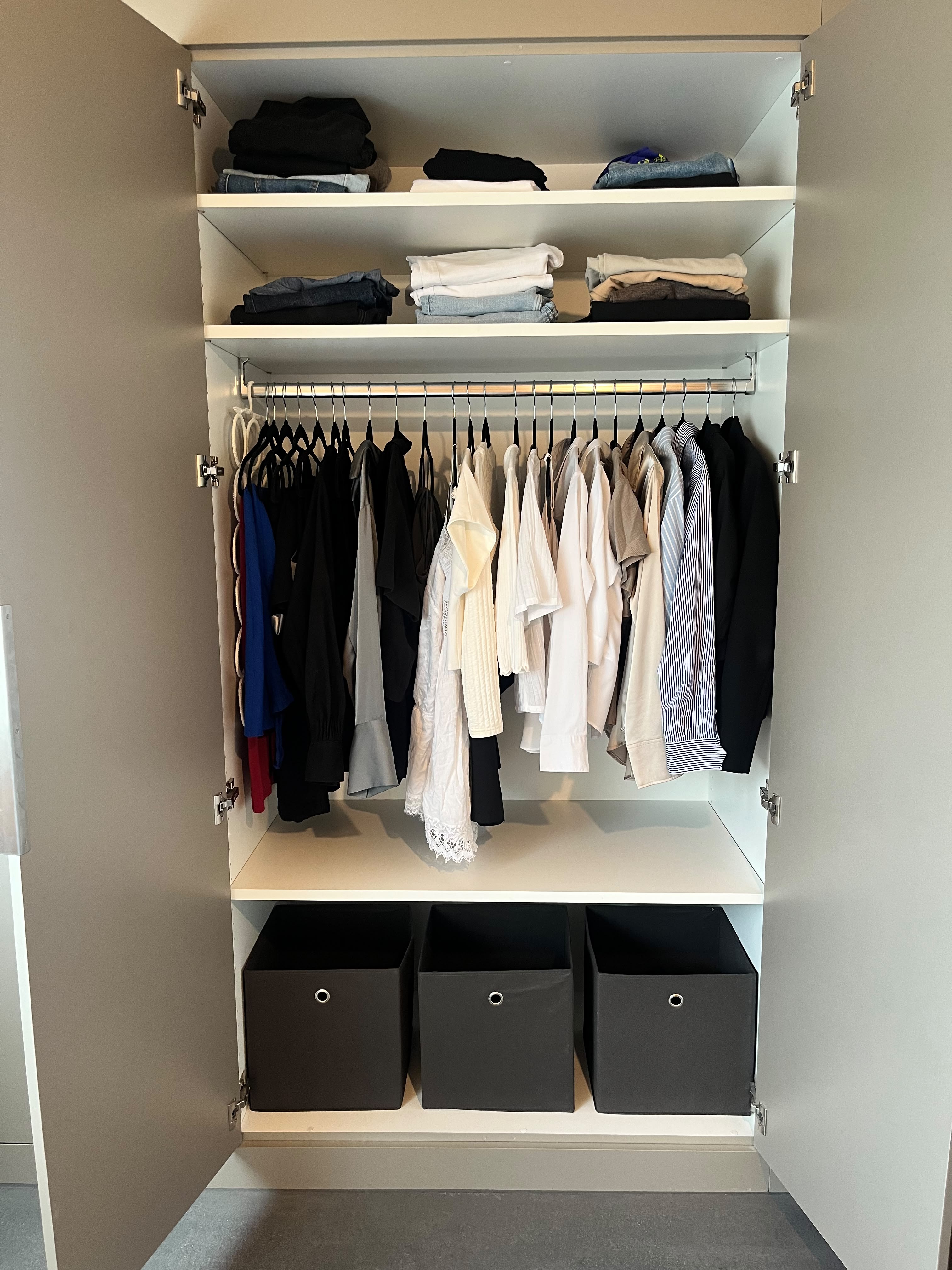 Derselbe Kleiderschrank nach dem Coaching: Kleider gefaltet, sortiert und mit Platz dazwischen.